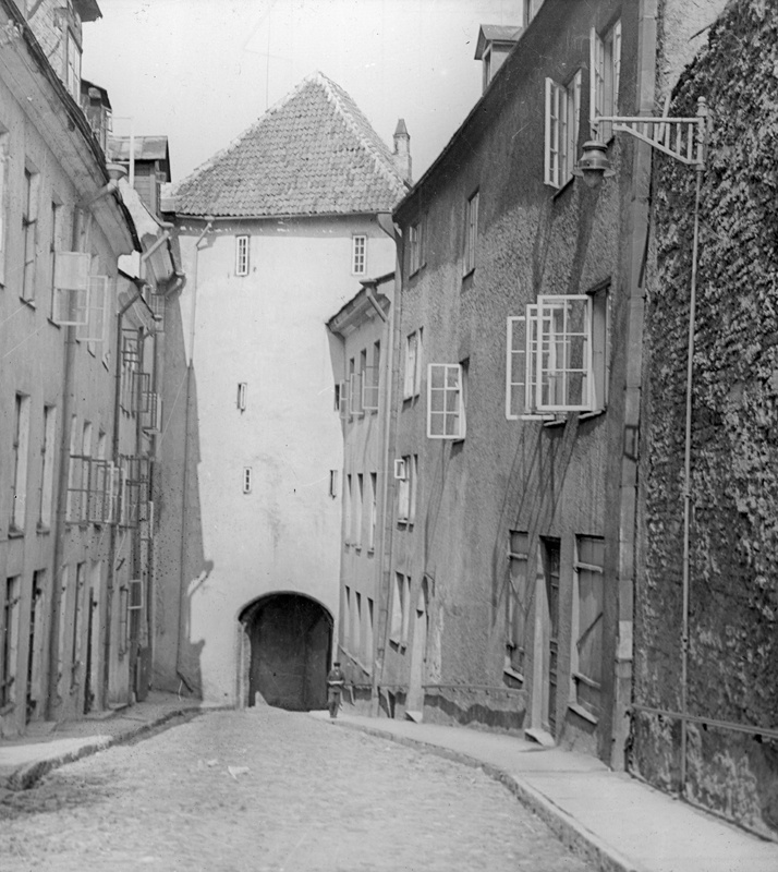 Long leg gate tower, view along Long leg