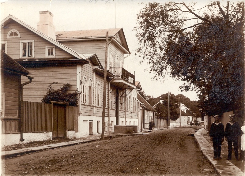 Photo. Railway Sanatorium Suur - Lossi Street 11, Haapsalus. View along the street to the crossing of Ehte Street. Umb. 1913