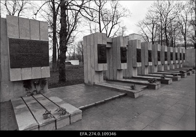 Revolutsionääride memoriaalansambel Kohtla-Järve Jõhvi linnaosas kultuuripalee "Oktoober" ees.  duplicate photo