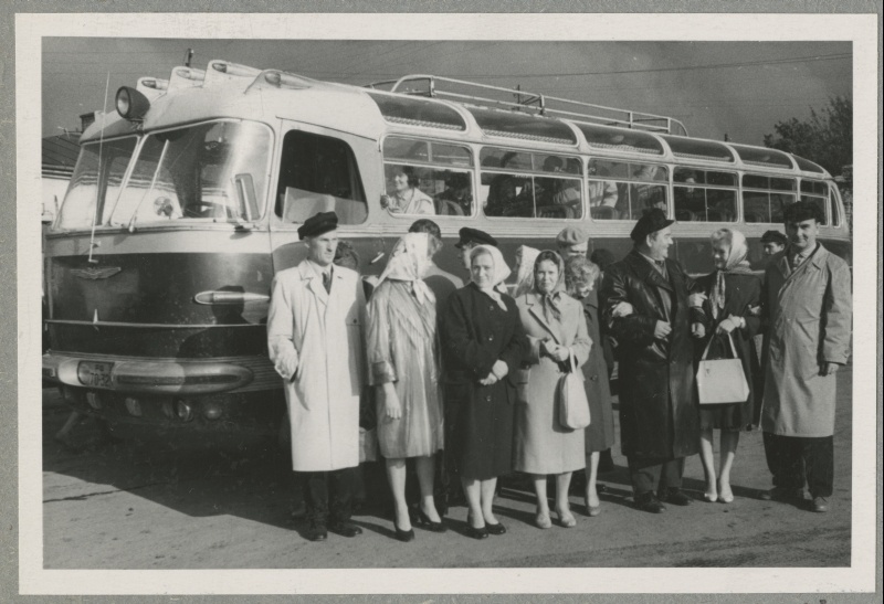 Group photo: Valter Toomsalu (best) with his guests in the bus station in the background of the bus.