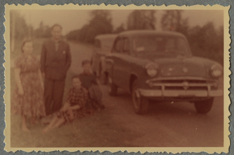 Group picture next to cars on the road - left 1. Ella Toomsalu, 2. Valter Toomsalu.