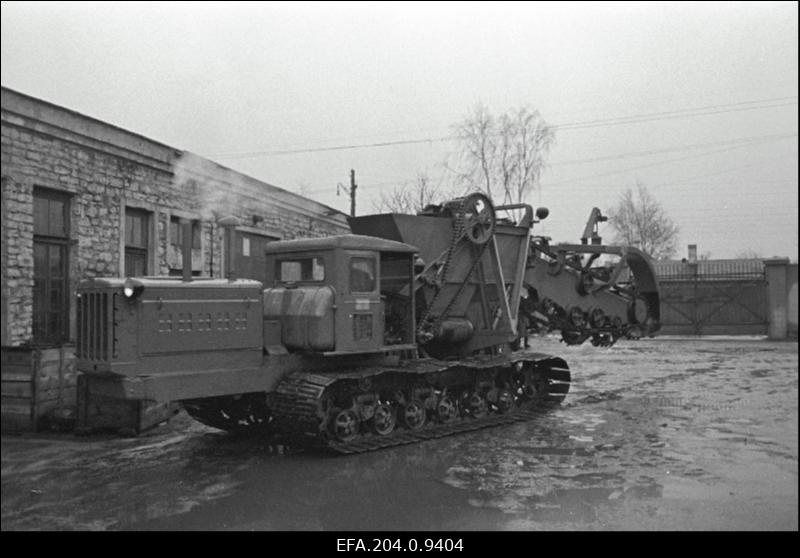 Tallinna Ekskavaatoritehase uus roomiktraktor.