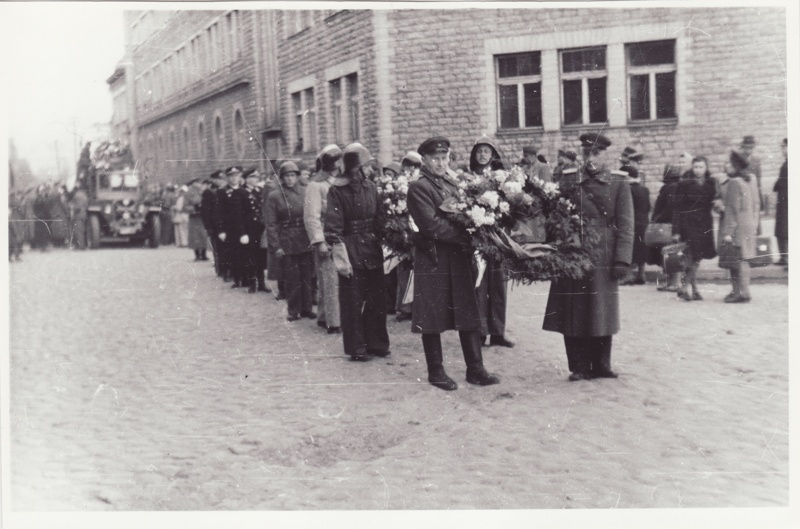 Fire extinguishing the dead Bernhard Valingu funeral. The row of pearga wearers.