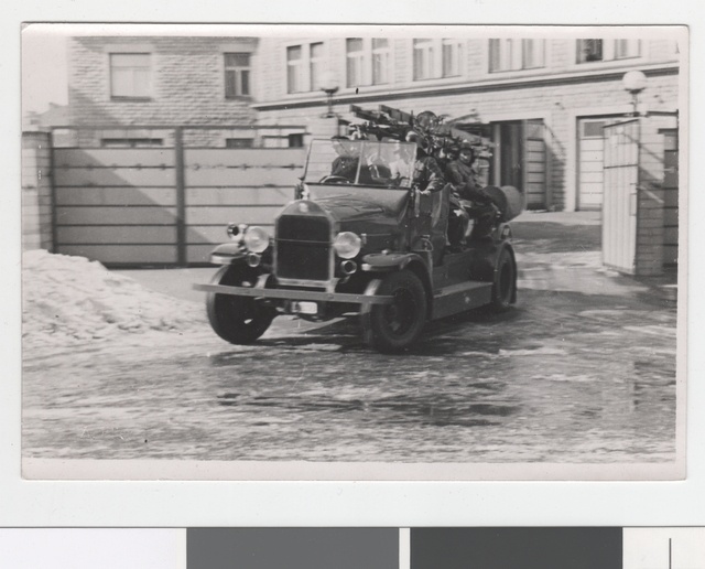 Tallinna Kutselise Firearm I team exit from the garage of Gogoli tn 2 in 1942.