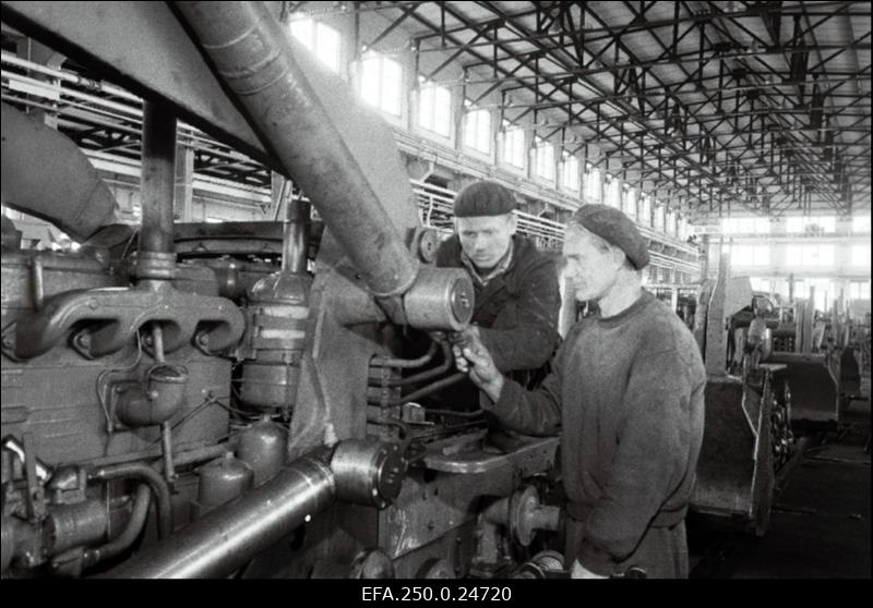 Tallinna Ekskavaatoritehase montaažitsehhi monteerijad V. Simakov ja A. Vammus monteerivad buldooser-tõstukit D-442.