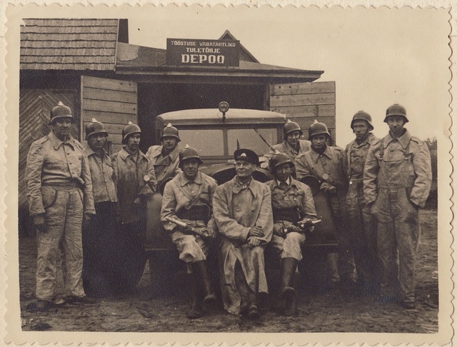 Group photo, members of the fire extinguishing team of Pärnu Linnavapark in uniform with their store and fire extinguishing car