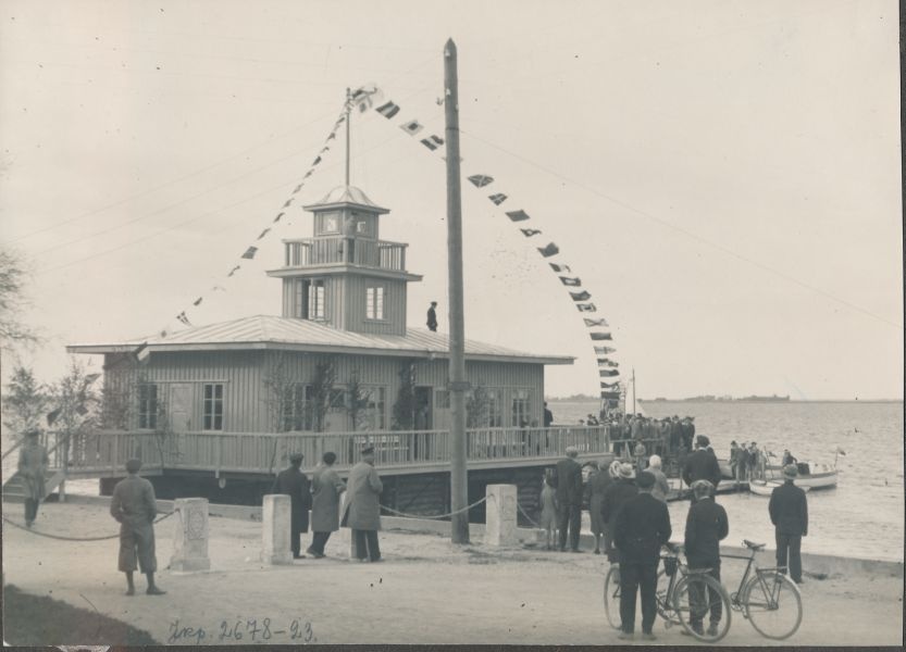 Foto. Dampfi album. Vaade Haapsalu uuele Jahtklubi  hoonele Suure Promenaadi ääres avamise päeval 5. juuni 1933.