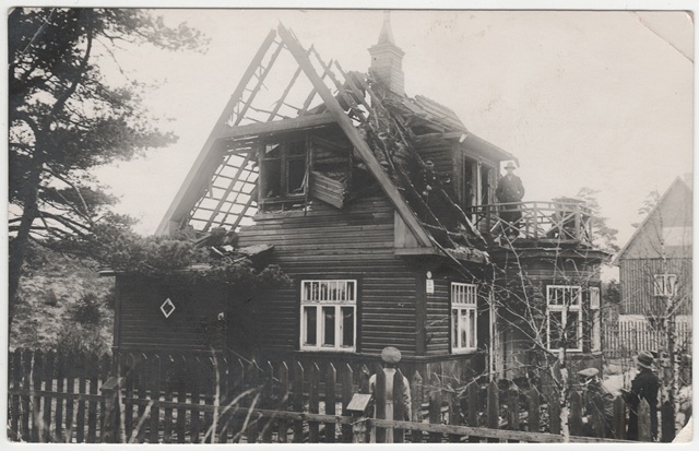 Residential house after the fire in Nõmmel S-Pärnu mnt. 32. 01. 11. 1935.