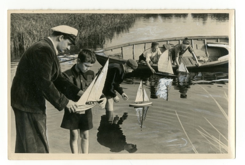 Foto, must-valge. Pärnu Kommunist. Pärnu Pioneeride Maja meremudelismi ringi lapsed juhendajaga.