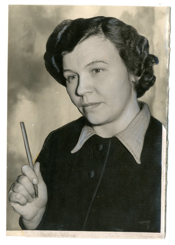 Foto, must-valge, Pärnu Kommunist. Õpetaja Anastasia Stroi portree.
