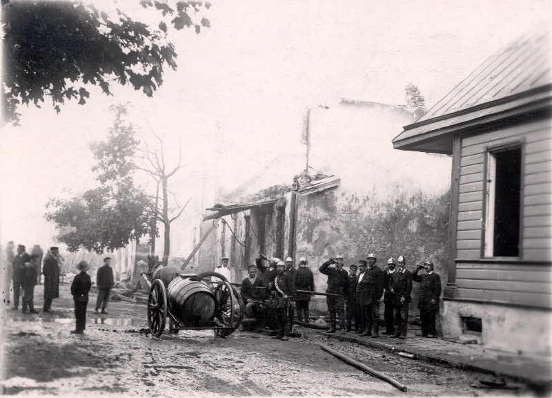 Photo. Firefighters after the fire extinguishing in the Hotel "Salong". 11th of August 1906. Photographer. E. Siegfeldt.