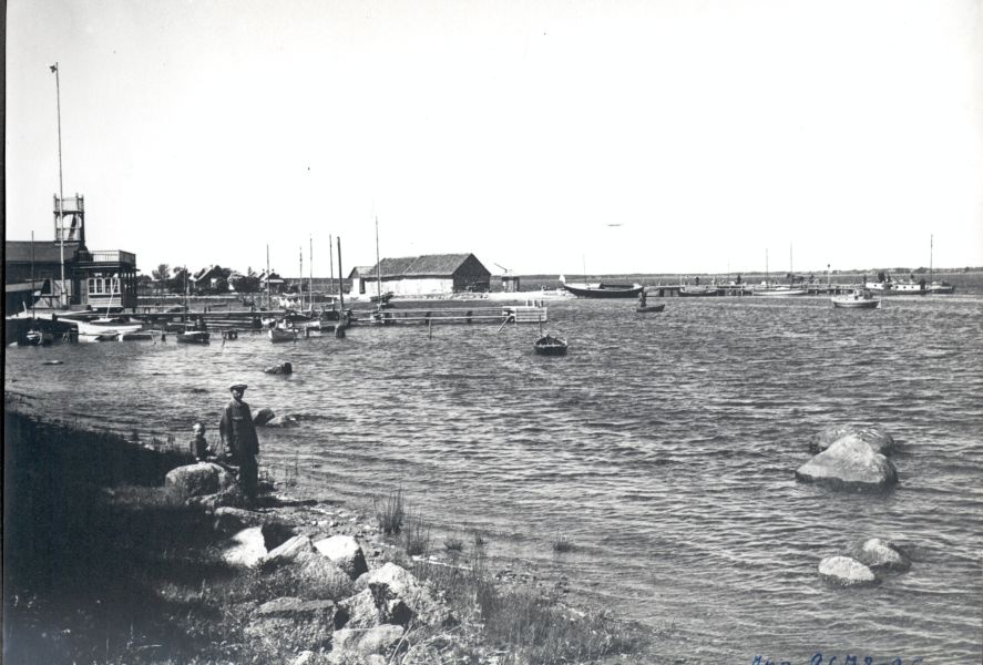 Foto. Dampfi album. Vaade Haapsalu Vana-Sadamale ja Eestimaa Merejahtklubi  hoonele. 1932.