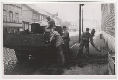 Members of the I team in Tallinn Raua tn 28 fire extinguishing the turbabriquet from the car in 1940.  duplicate photo