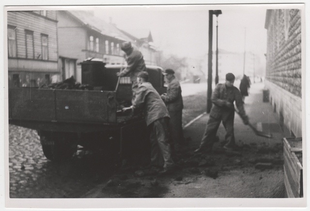 Members of the I team in Tallinn Raua tn 28 fire extinguishing the turbabriquet from the car in 1940.