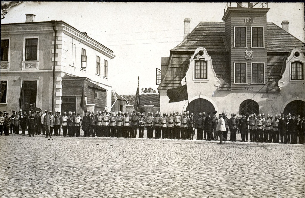 Kuressaare Voluntary Firearms Society team in front of the sprayhouse