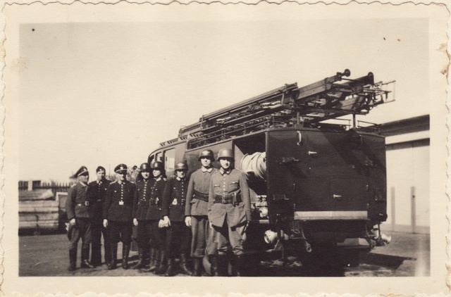 Mundris men at the fire car in 1943.