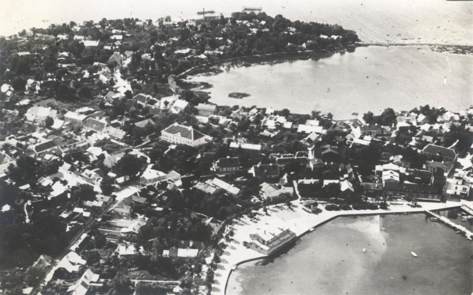 Foto. Vaade Haapsalu linnale ja lahekäärudele linnulennult. 1935. Dampfi album.