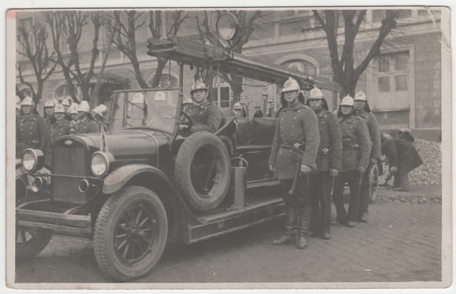 The firefighting team of young men at Tallinn University of Tartu at its car in 1930.
