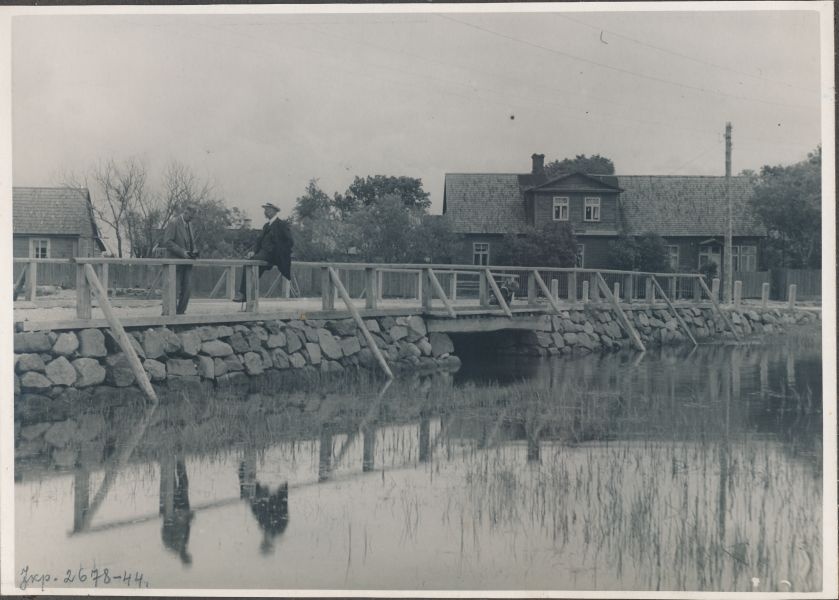 Foto. Dampfi album. Kapten Harald Dampf istumas silla käsipuul Holmi kalda juures. Juuli 1931.