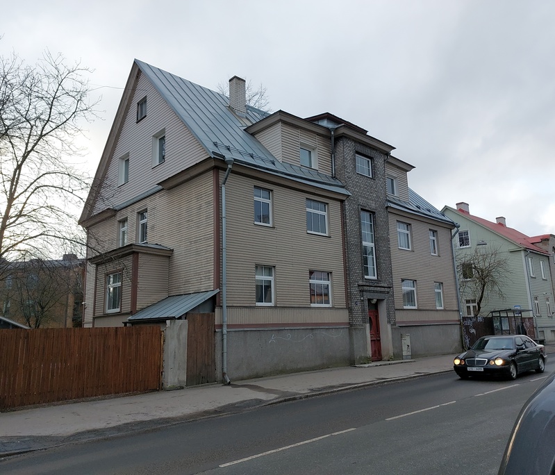 Pelgulinn: Ristiku 13 Tallinna tüüpi elamu rephoto