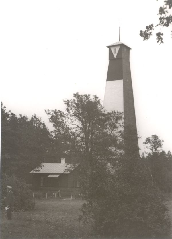 Foto. Dampfi album. Vaade Haapsalu end. tuletornile Paralepa metsas, lammutatud. August 1931.
