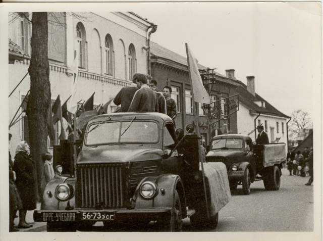 Photo, trucks in front of the Paide City Government building on the milestone since 1960