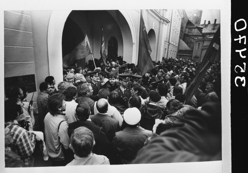 Interrinde miiting Toompeal. Opening of the gateways of the Toompea Castle.