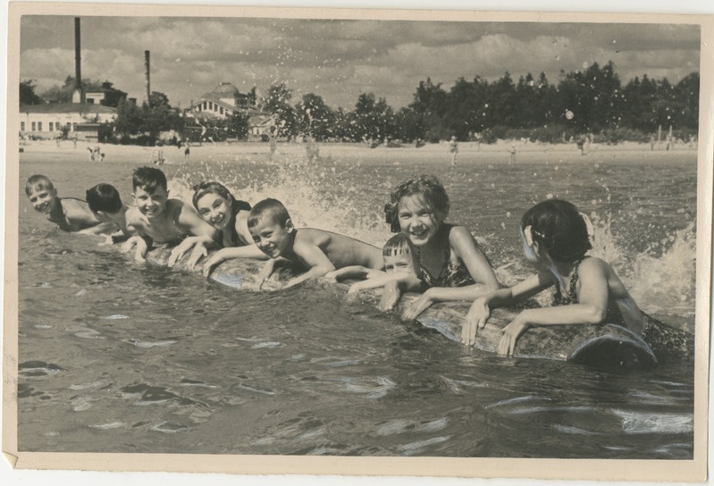 Foto, must-valge, Pärnu Kommunist. Palgiga ujuvad lapsed
