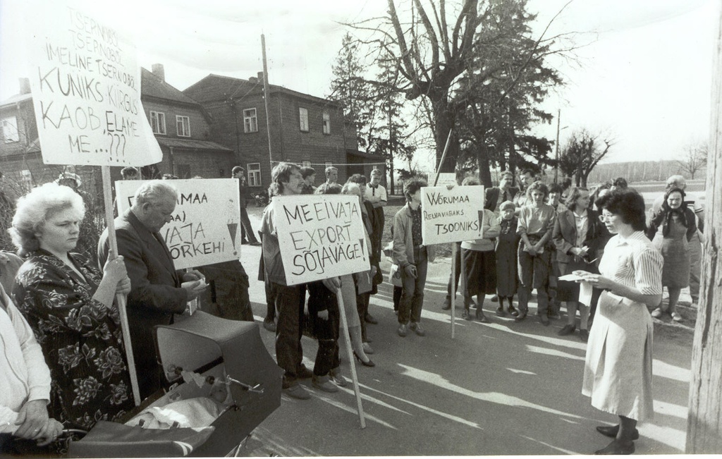 Photo. Pikett-miiting in front of Võru Military Commissioner on April 14, 1989.