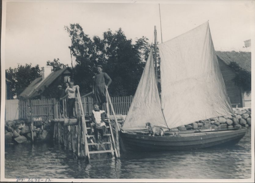 Foto. Dampfi album. Maja Õhtu-Kallas nr. 9, kaldatrepp purjepaadiga, koer ja lapsed. 1911.