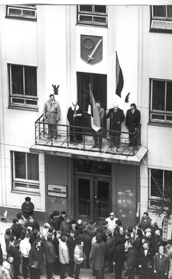 Photo.võrulaste miiting in front of Võru Country Government building on February 24, 1990.  duplicate photo