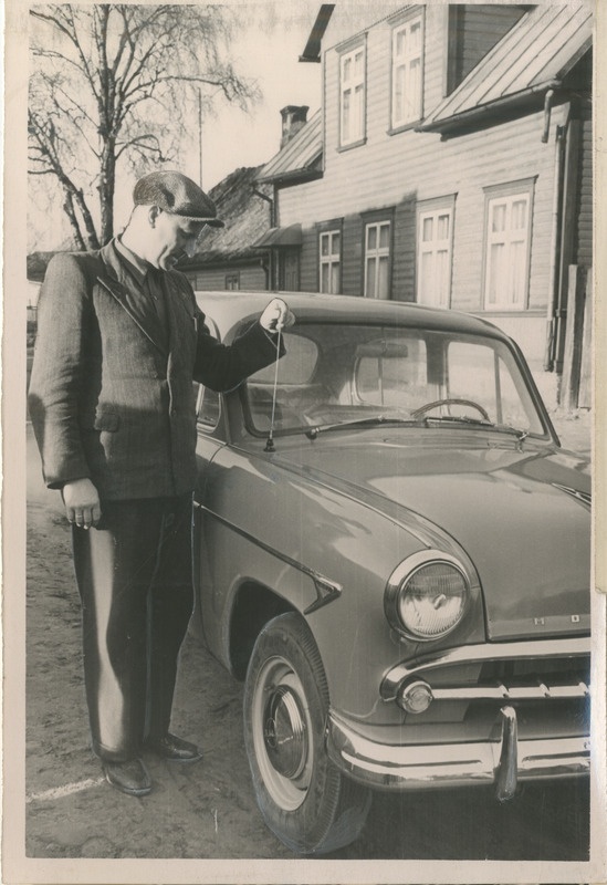 Foto, must-valge, Pärnu Kommunist. Mees Moskvich 403-ga