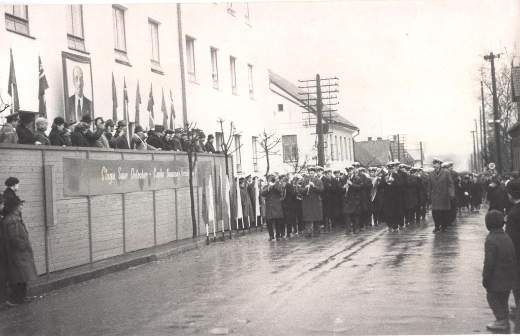 Photo. Võru County Cultural Hall "Kannel" recreational orchestra at the SSOR 50th anniversary demonstration.