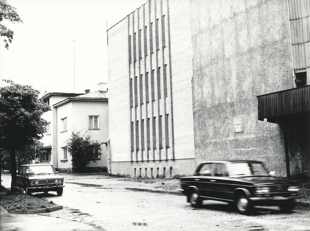 Photo. A memorial coat over Kandle's comrade in 1977. Corn. (this house was the centre of the re events of 1905,1917-1918 and 1940, and then was from 10 to 11 September 1944. Ii Plenum of the ECB KK and III session of the ENSV no I.)