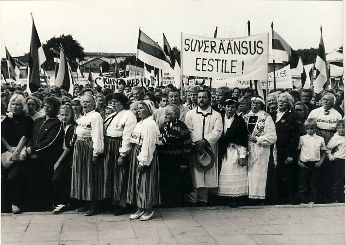 Miting before traveling to the Baltic chain on the Rakvere Market Square