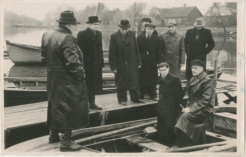 Foto, must-valge, Pärnu Kommunist. Kogunemine sadamas