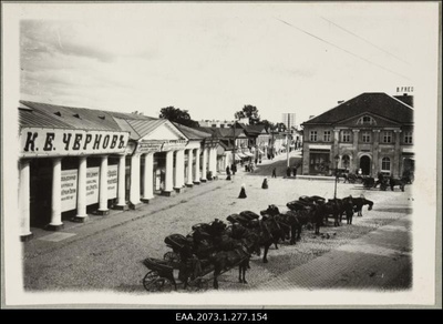 Voorimehed troskadega Tartus Barclay plastil, vasakul Kaubahoov, paremal hotell London  duplicate photo