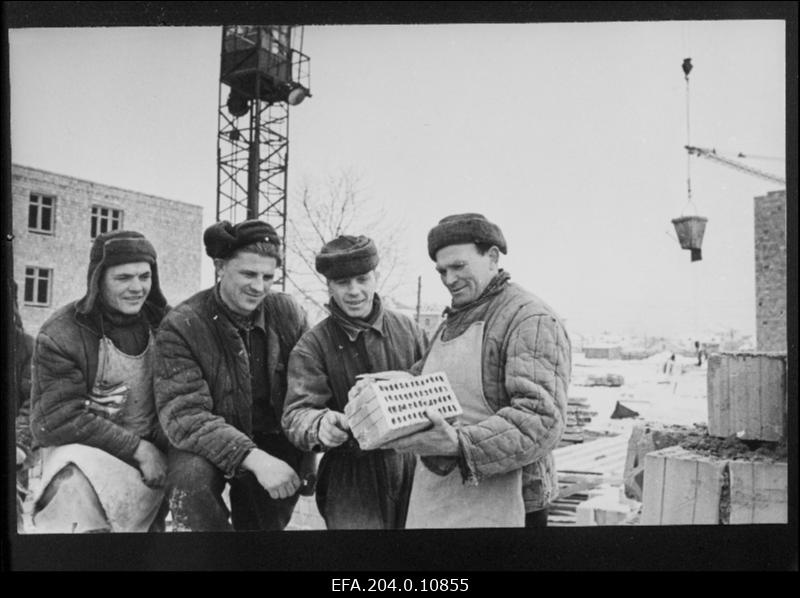 Müüriladujate kompleksbrigaadi brigadir K. Tilk koos ehitajate J. Tšernovi, L. Akseli ja K. Kuusemetsaga uute majade ehitusel Kohtla-Järvel.