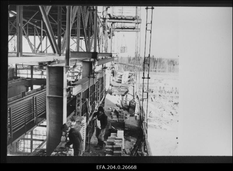 Balti Soojuselektrijaama peakorpuse müüride ladumine.