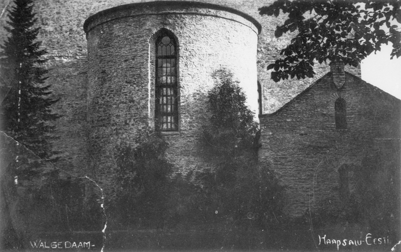 Haapsalu lossi varemed, aknal Valge Daam