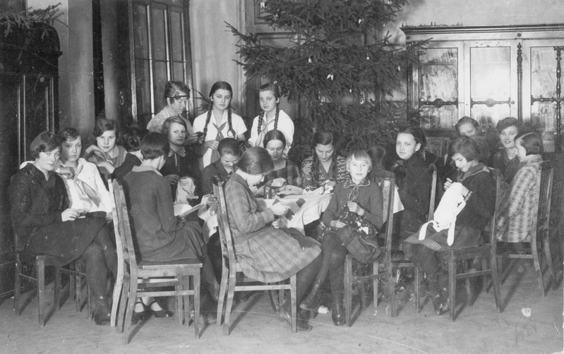 Noored vaestele jõulukingitusi valmistamas