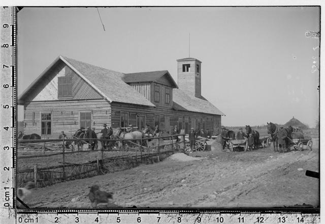 Men with horses at the sprayhouse. Construction or environment (?). Outlet.