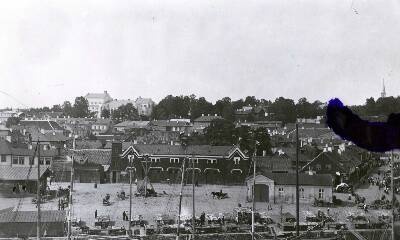 Wooden market on the right side of Emajõe in front of the sprayhouse. Tartu, 20th century. Beginning.  similar photo