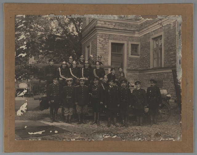 Group photo of the first car spray in Tallinn University of Tartu with the team in 1922 in the background of the Vana-Viru sprayhouse.