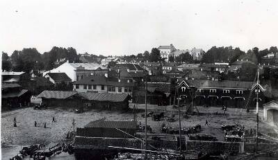 Wooden market on the right side of Emajõe in front of the sprayhouse. Tartu, 20th century. Beginning.  similar photo