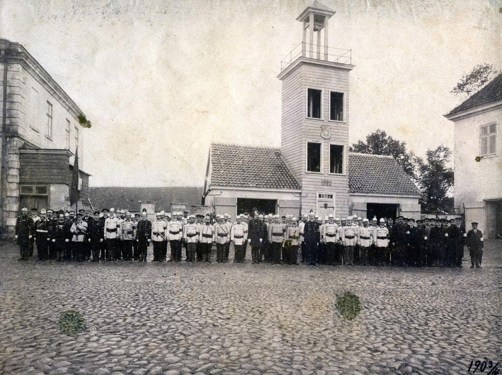 Members of the Free Fire Antiguard Society of Kuressaare in front of the VTÜ building