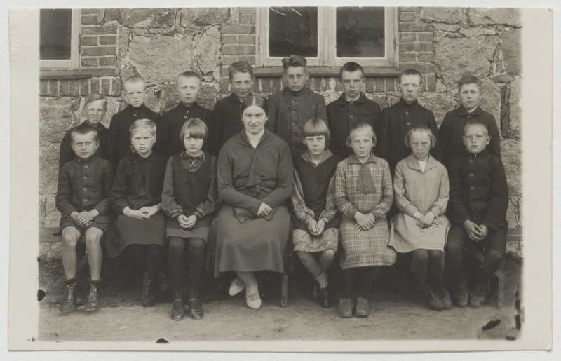 Palamuse kooli õpilased ja õpetaja Salme Mägiste 1930. aastatel