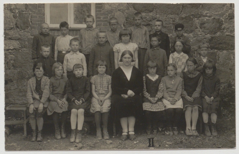 Palamuse kooli 2. klass ja õpetaja Salme Mägiste 1930. aastatel