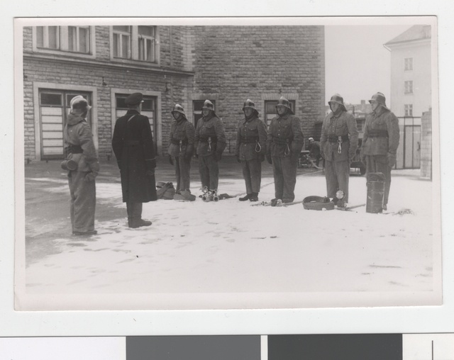 Team ripped for the exercises at the courtyard of firefighting building Raua tn 28 1942.