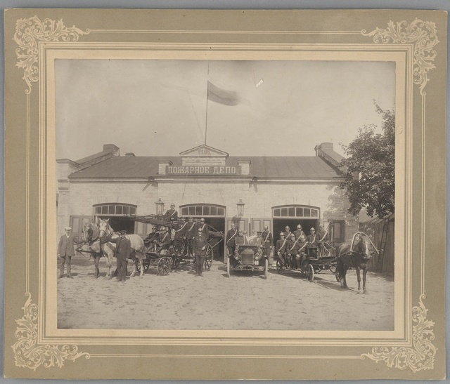 Rakvere see members of the Society on the front of the fire extinguishing building.